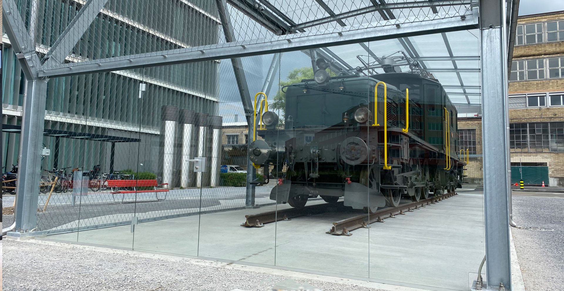 Verbundsicherheitsglas, Sicherheitsglas vor Lokomotive | SET Glasbau