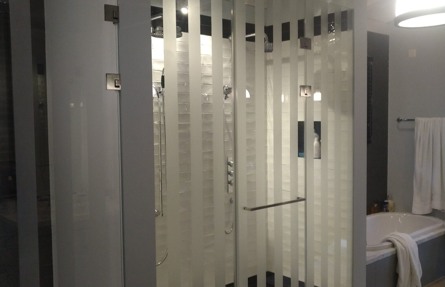 Duschtrennwand aus Glas - Glas und Spiegel für das Wellness@home