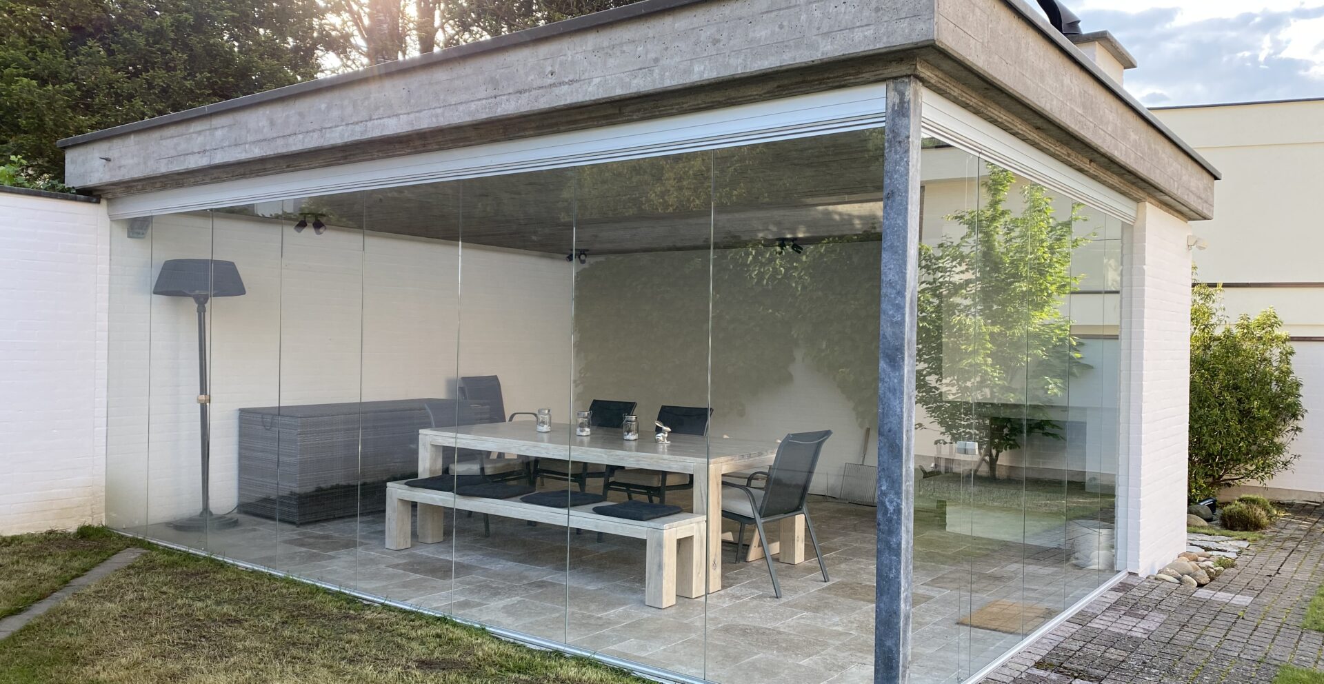 Moderne Balkonverglasung für mehr Wohnkomfort und Stil von SET Glasbau