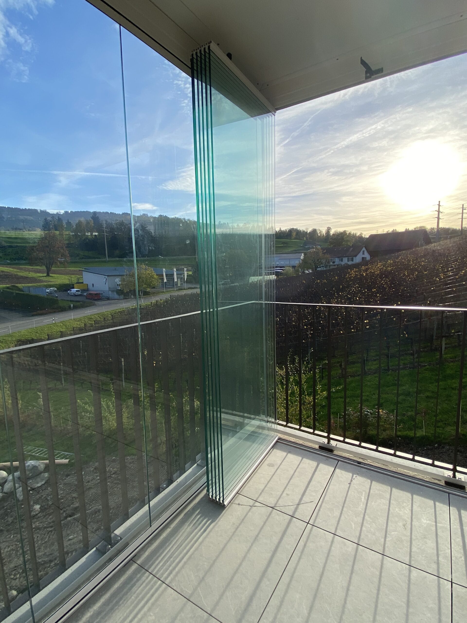 Stilvolle und wettergeschützte Balkonverglasungssysteme von SET Glasbau