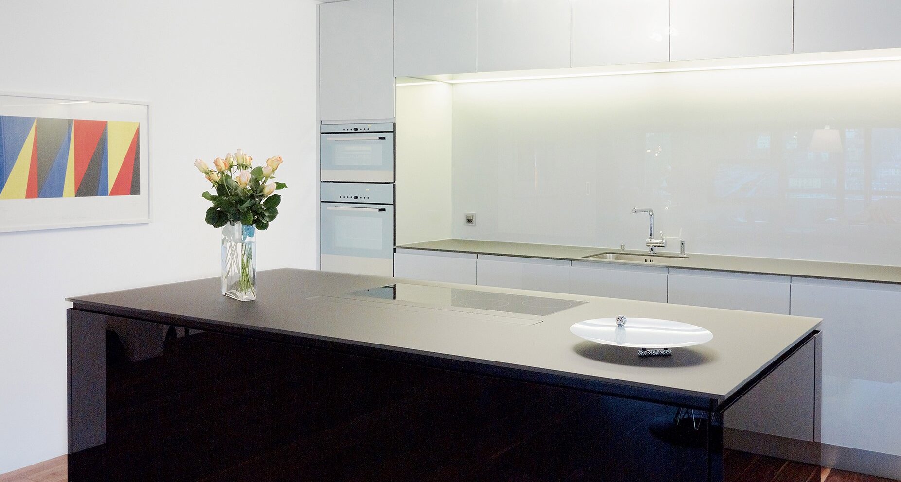 Individuell designte, satinierte Glasrückwand in einer modernen Küche, präsentiert von SET Glasbau